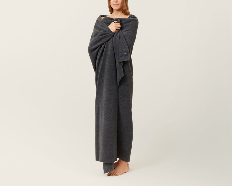 Karmameju fleece tæppe i grå